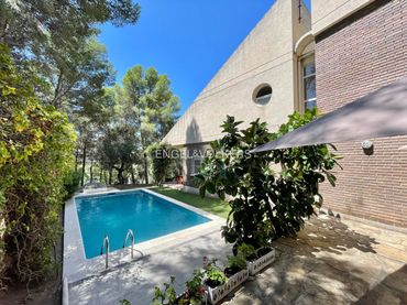 Villa con balcone in vendita a Carrer de Salvador Dalí 6