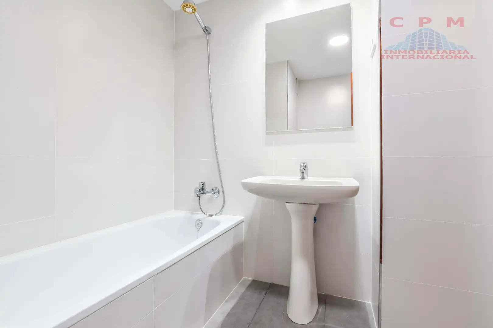 Bathroom of Attic for rent in Madrid  with Air Conditioner, Heating and Parquet flooring