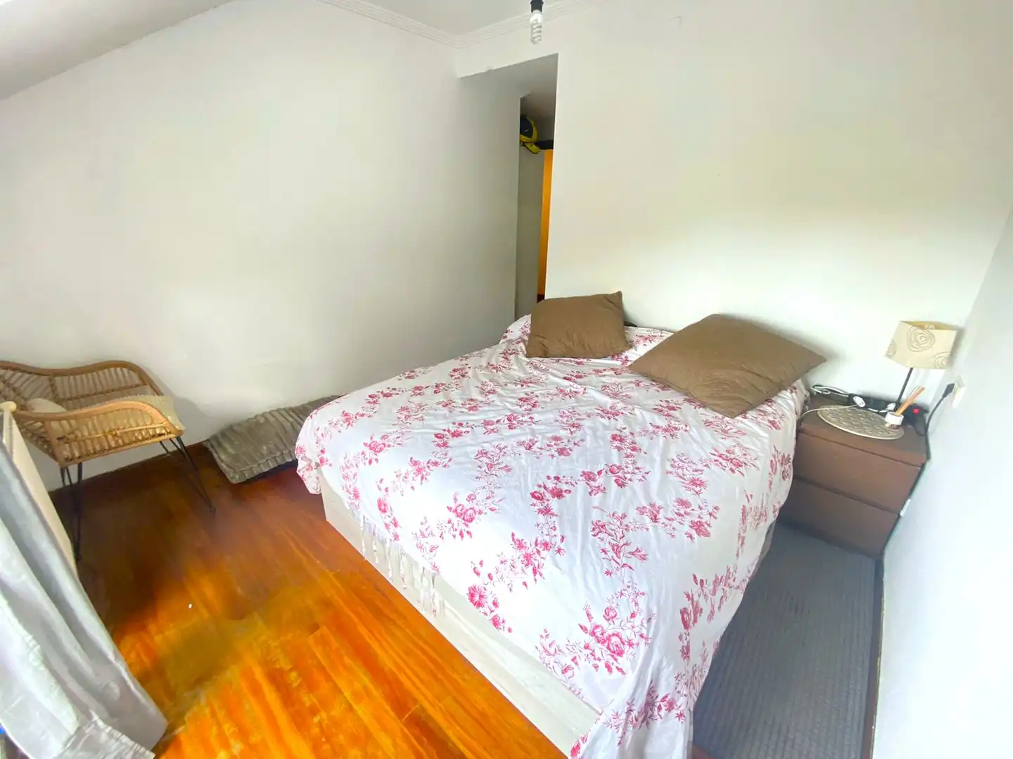 Schlafzimmer von Dachboden zum Verkauf in Castro-Urdiales mit Heizung, Privatgarten und Parkett