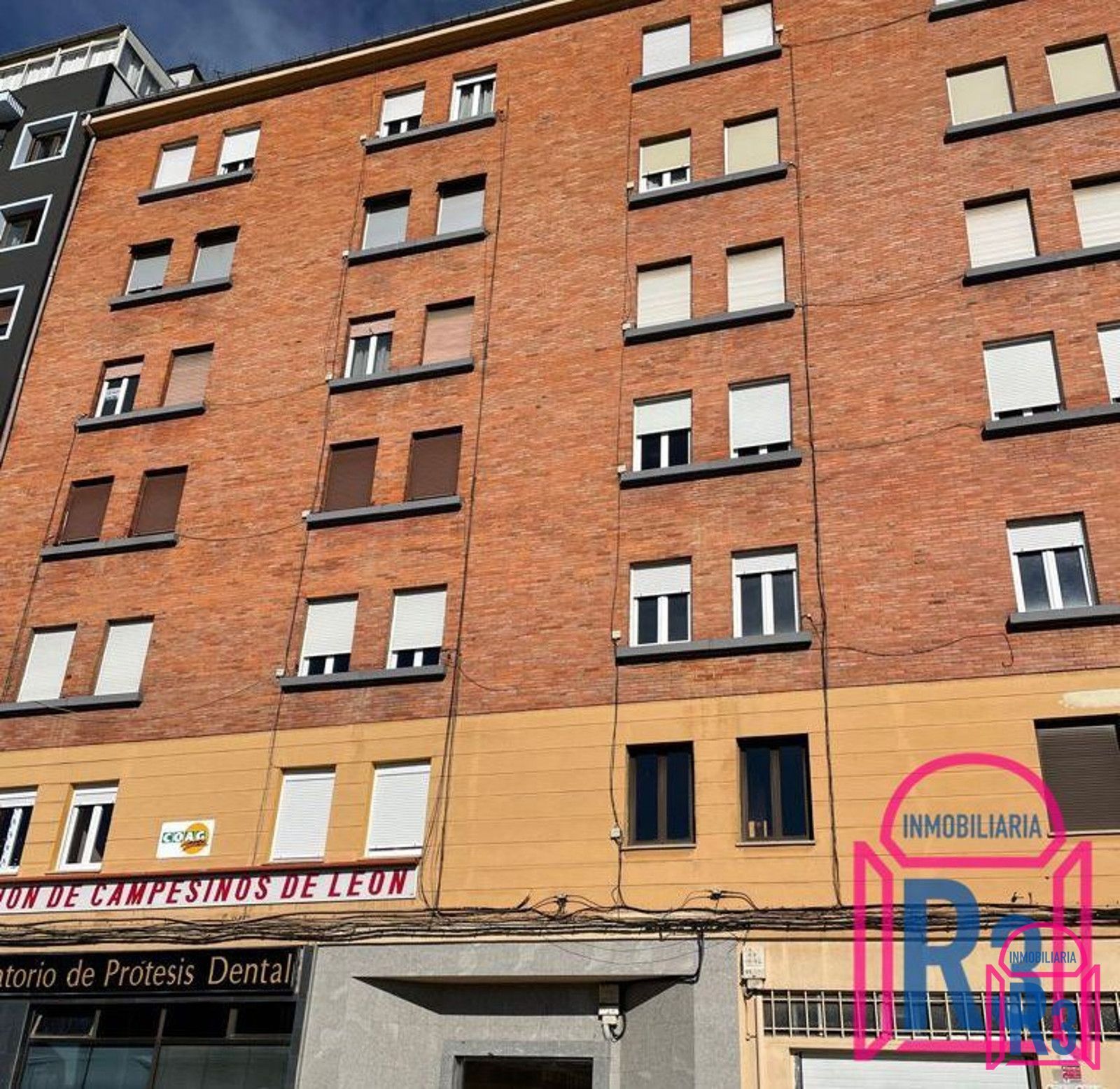 Vista exterior de Pis de lloguer en León Capital  amb Calefacció, Terrassa i Moblat