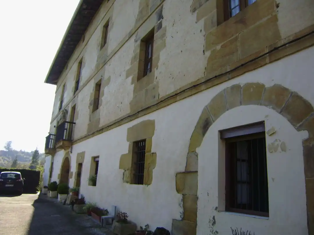 Außenansicht von Gebäude zum Verkauf in Mallabia