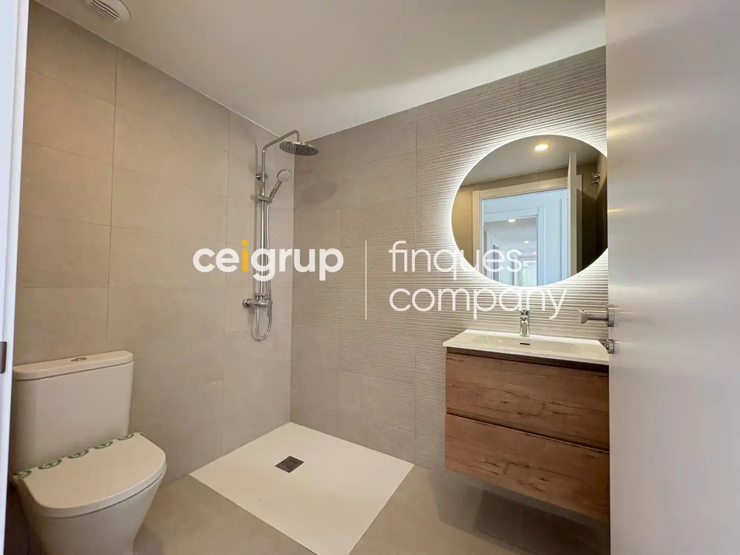 Baño de Planta baja en venta en Girona con Calefacción, Terraza y Trastero