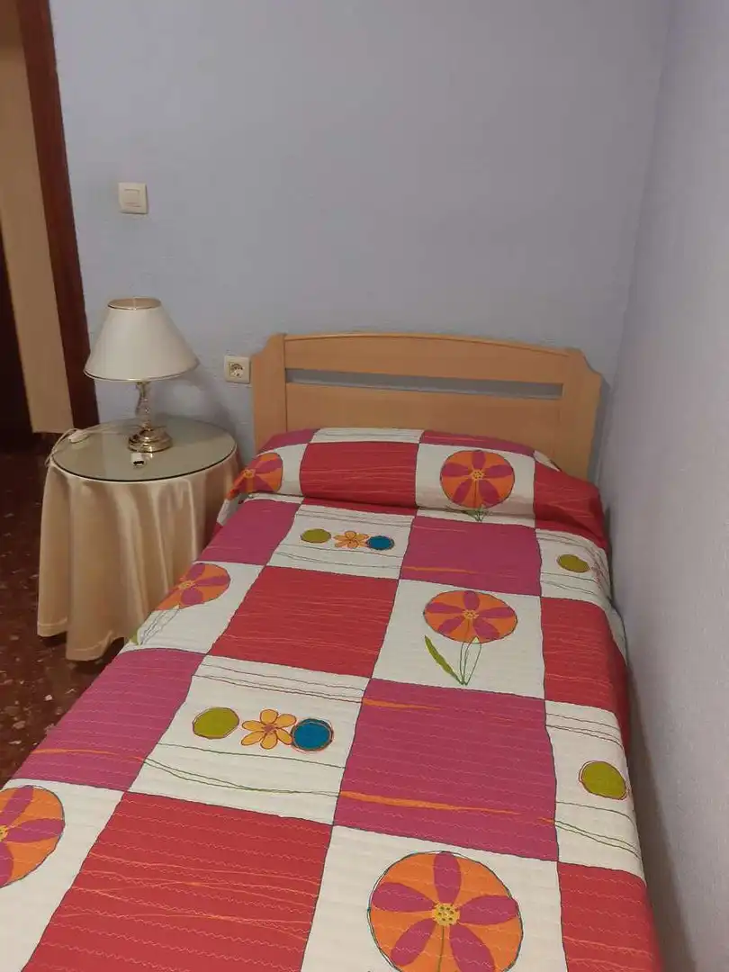 Habitación de Piso de alquiler en Granada con Calefacción, Amueblado y Microondas