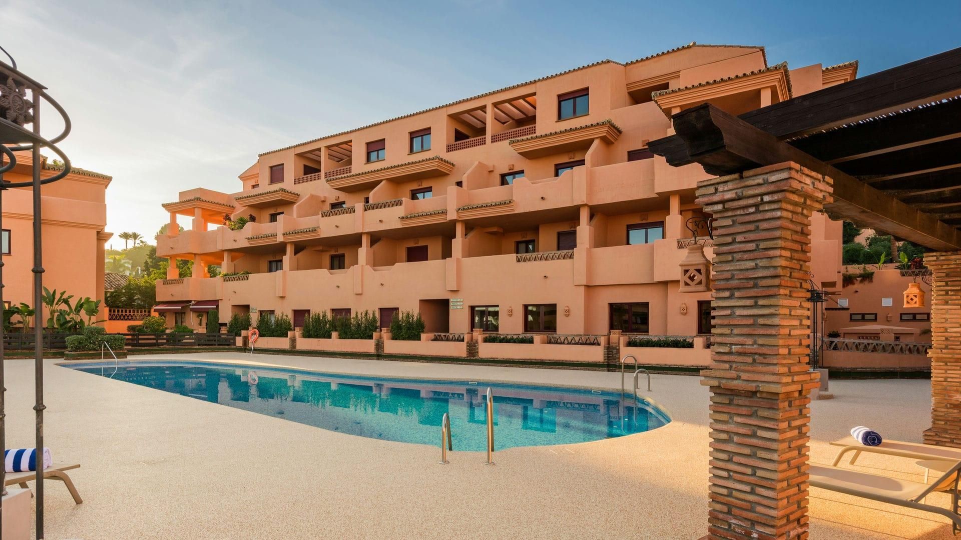 Vista exterior de Apartament en venda en Benahavís amb Piscina comunitària