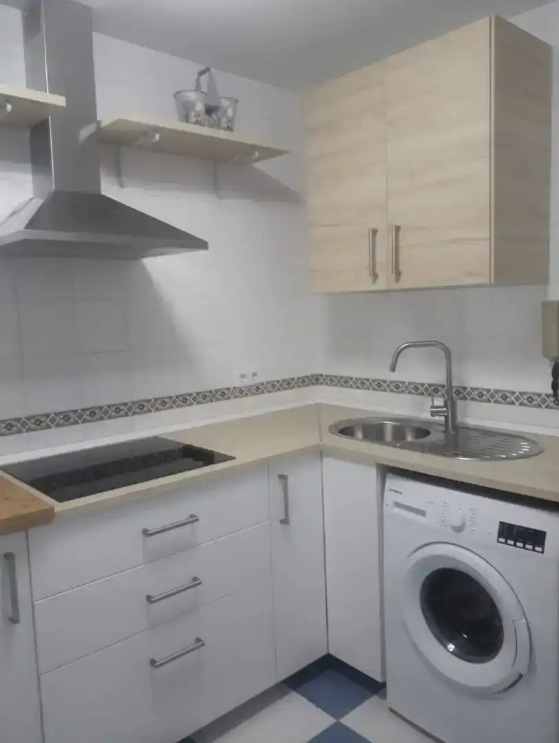 Cuina de Pis en venda en Sevilla amb Aire condicionat, Jardí privat i Moblat