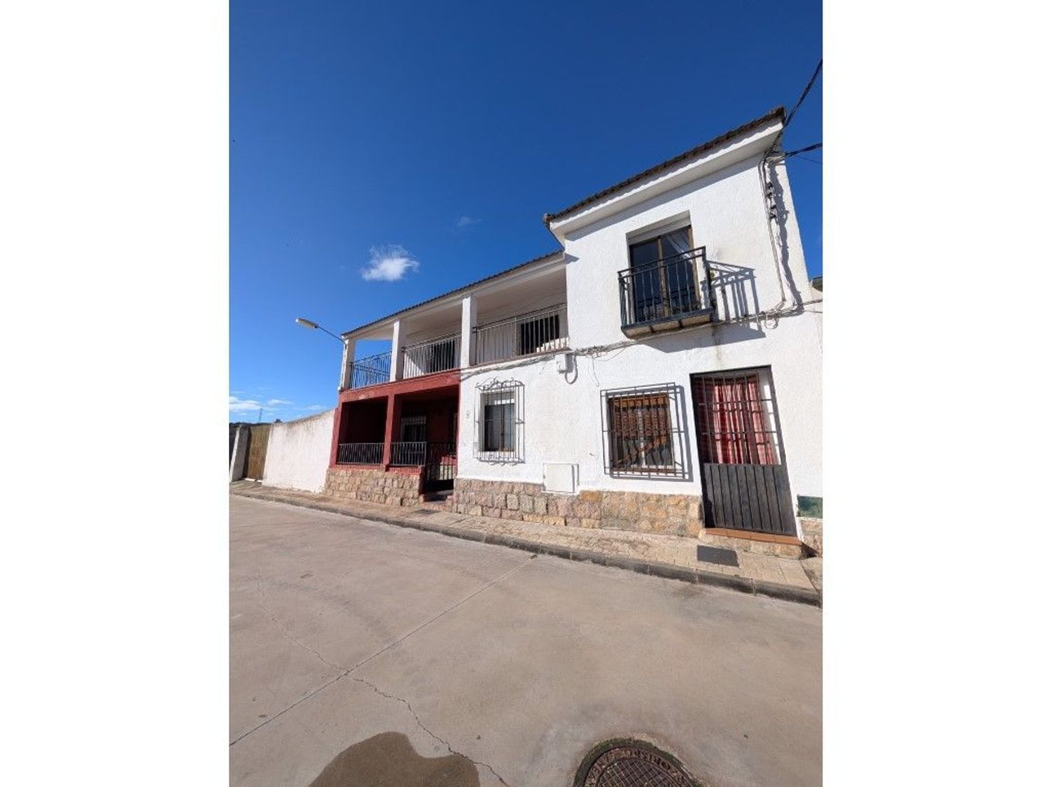 Exterior view of Houses for sale in El Puente del Arzobispo  with Air Conditioner