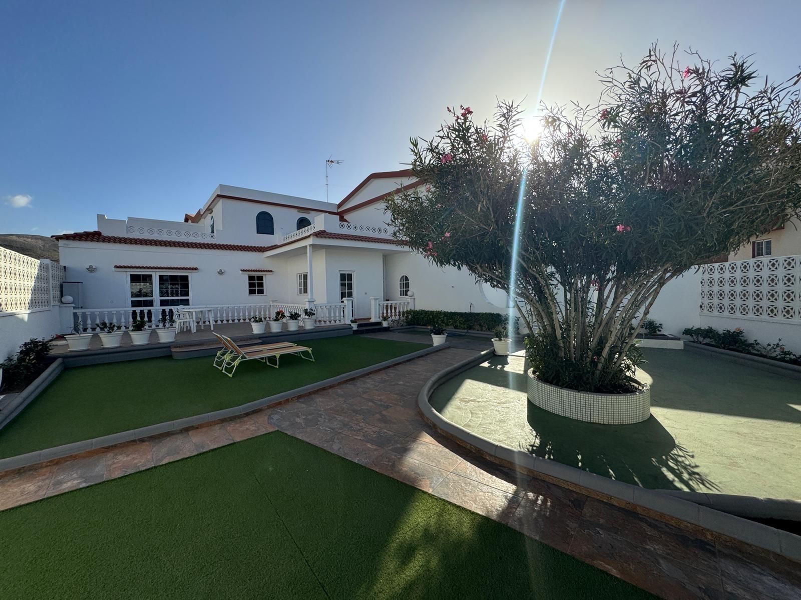 Vista exterior de Casa o xalet en venda en Gáldar amb Jardí privat, Terrassa i Balcó