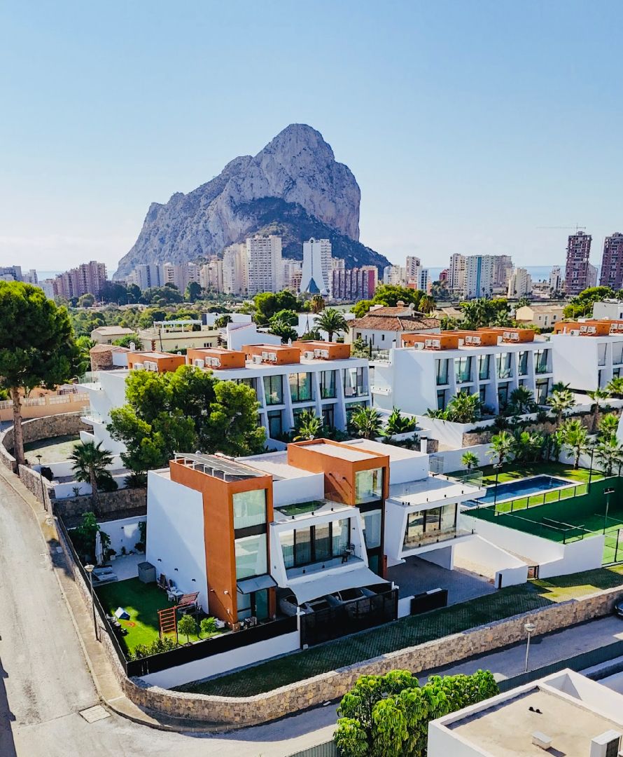 Vista exterior de Casa adosada en venda en Calpe / Calp amb Aire condicionat, Calefacció i Jardí privat