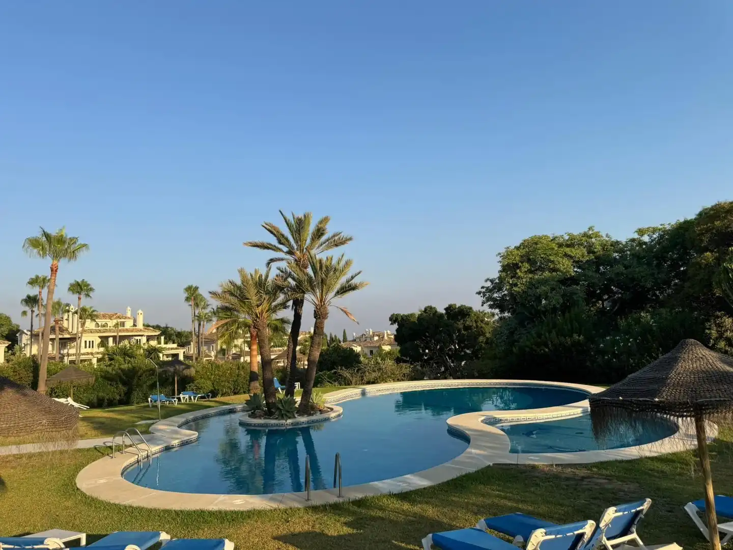 Piscina de Dúplex en venta en Marbella con Aire acondicionado, Terraza y Amueblado