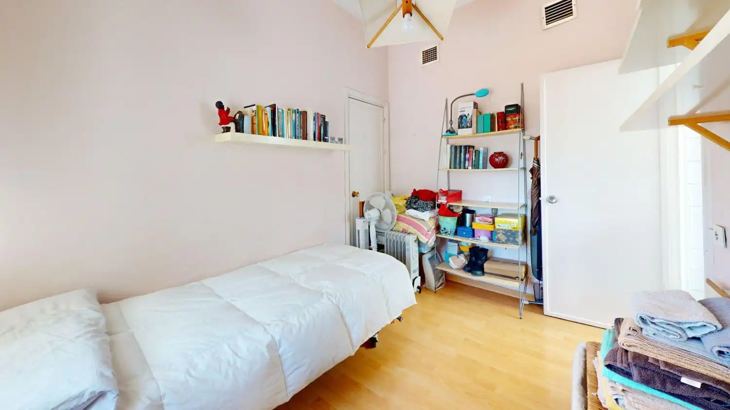 Bedroom of Flat for sale in Sevilla  with Air Conditioner, Terrace and Storage room