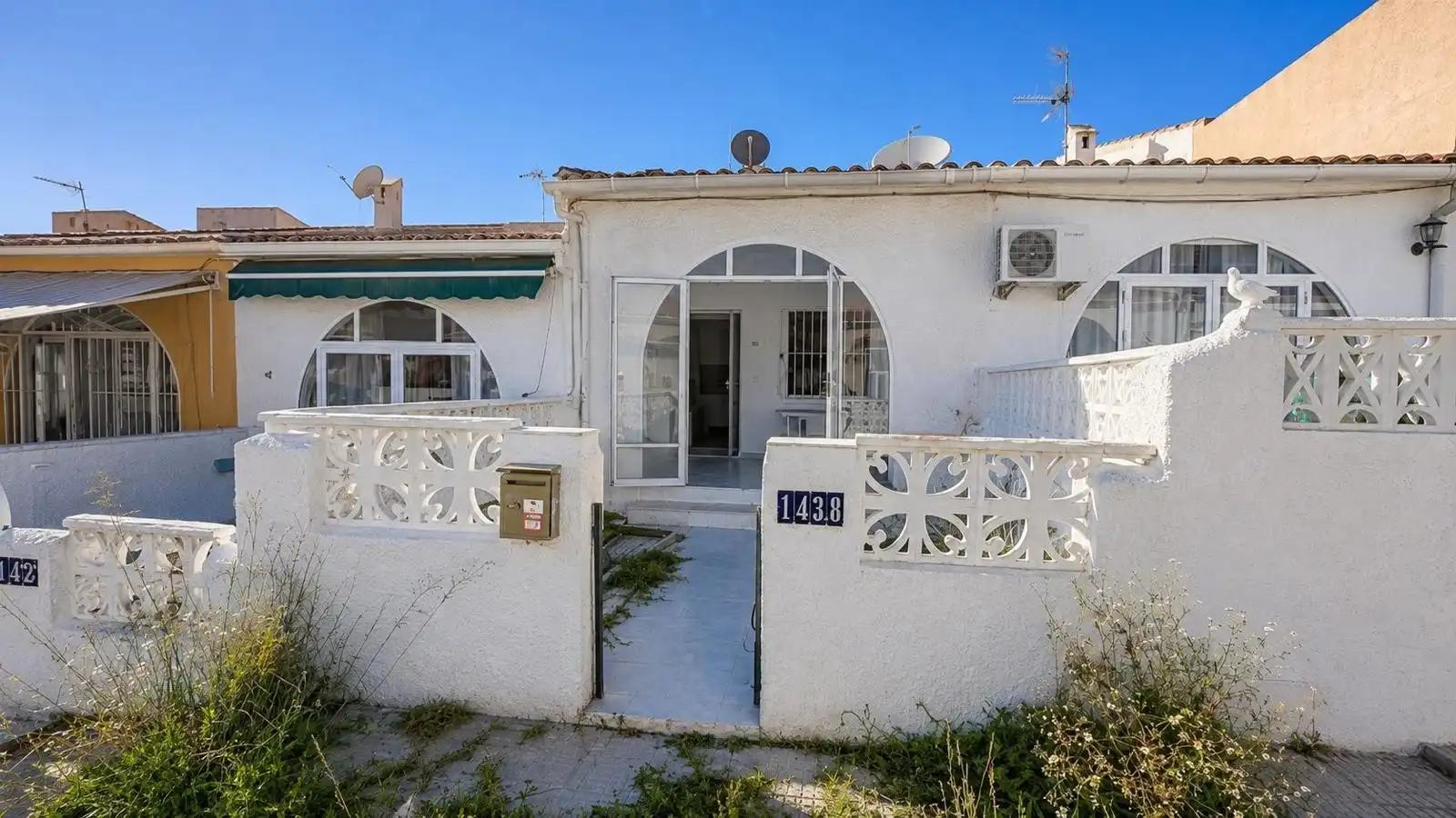 Vista exterior de Casa adosada en venta en Torrevieja con Amueblado, Horno y TV