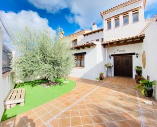 Vista exterior de Casa o xalet en venda en Torres de la Alameda amb Aire condicionat i Terrassa