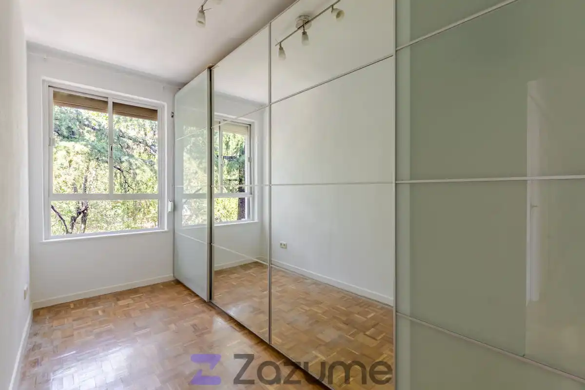 Schlafzimmer von Dachboden zur Miete in Madrid mit Klimaanlage, Heizung und Parkett