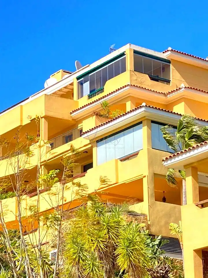 Vista exterior de Àtic en venda en Sotogrande amb Aire condicionat, Terrassa i Traster