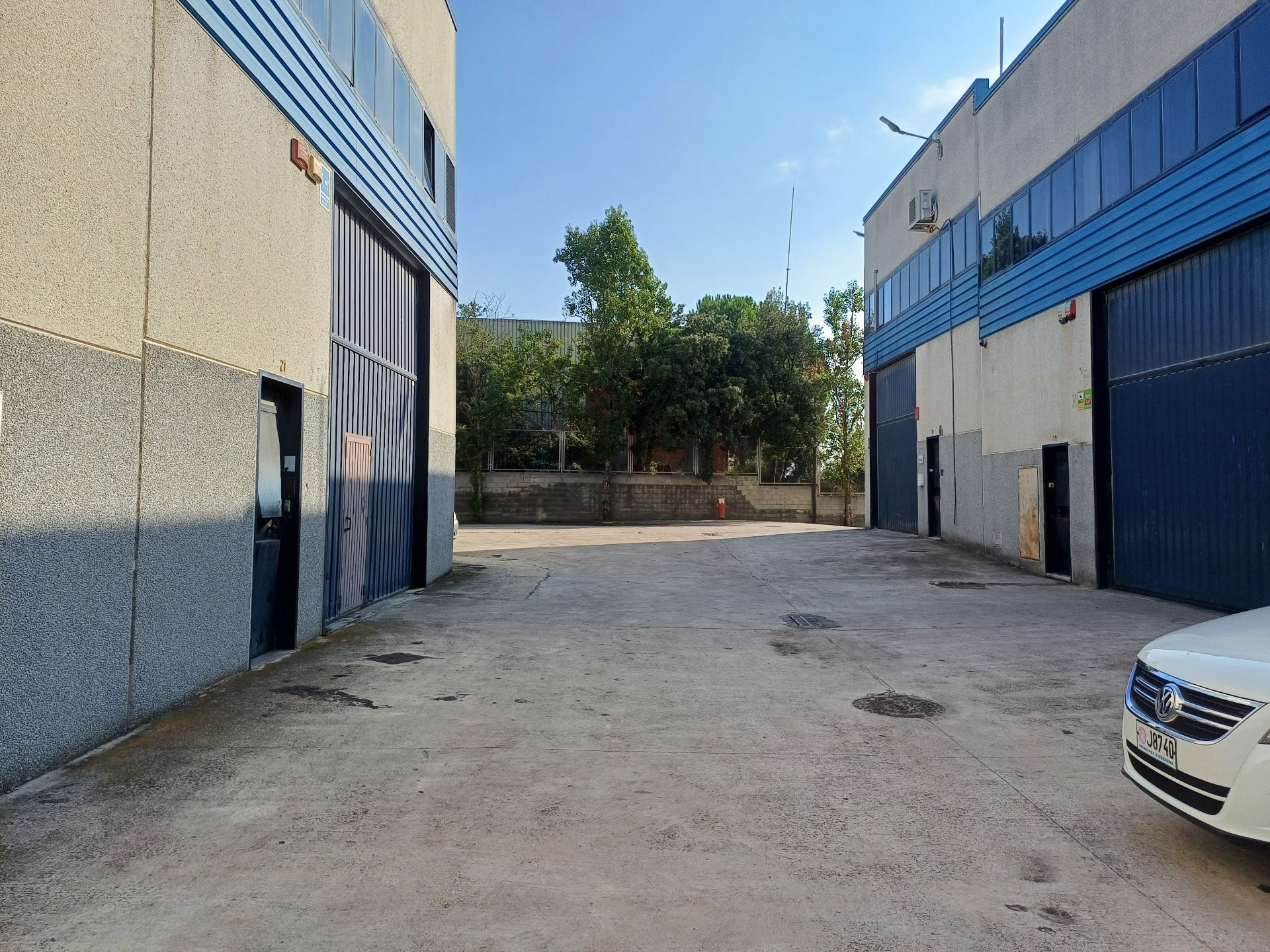 Vista exterior de Nau industrial en venda en Santa Perpètua de Mogoda