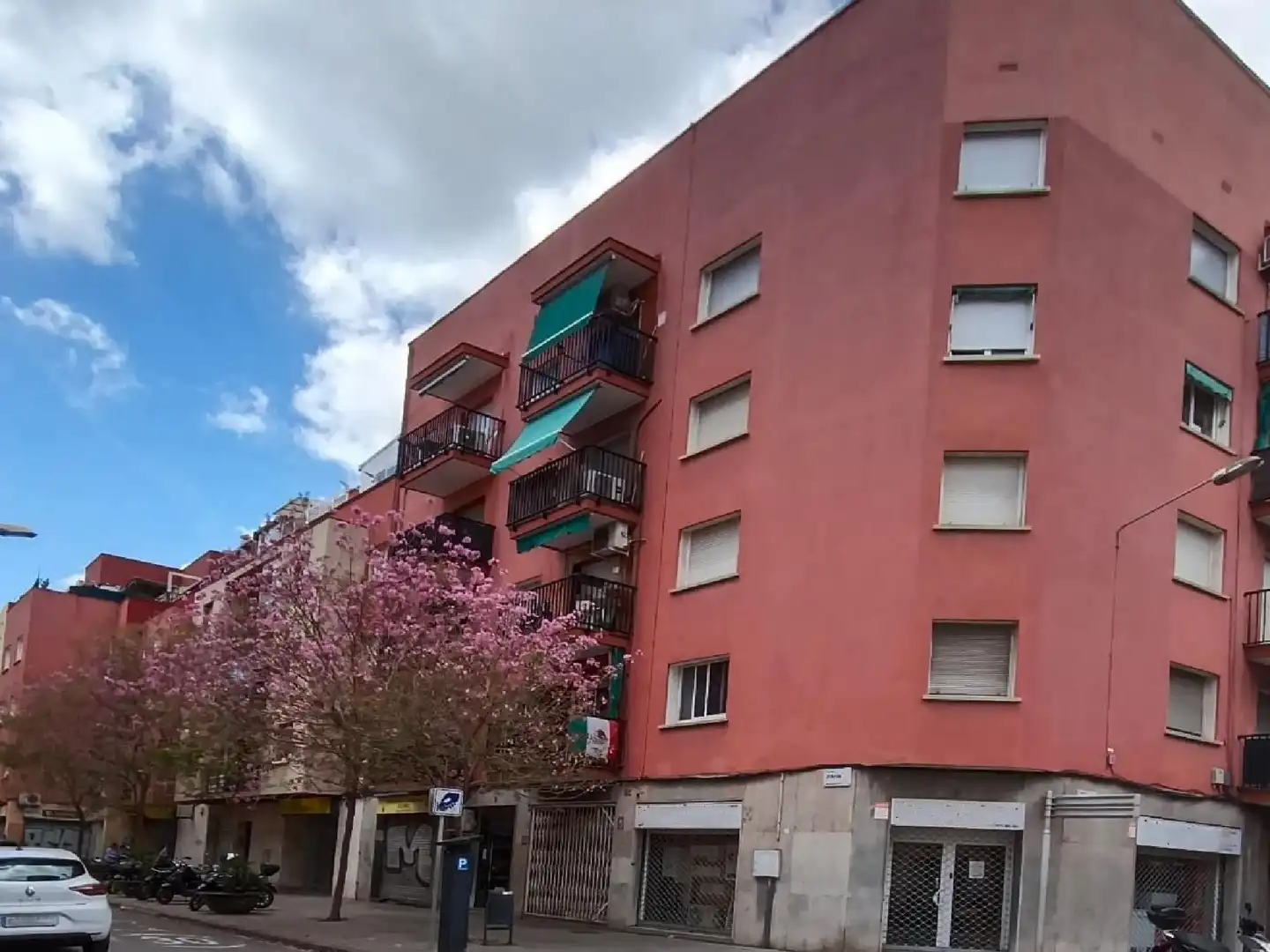 Vista exterior de Piso en venta en Cornellà de Llobregat