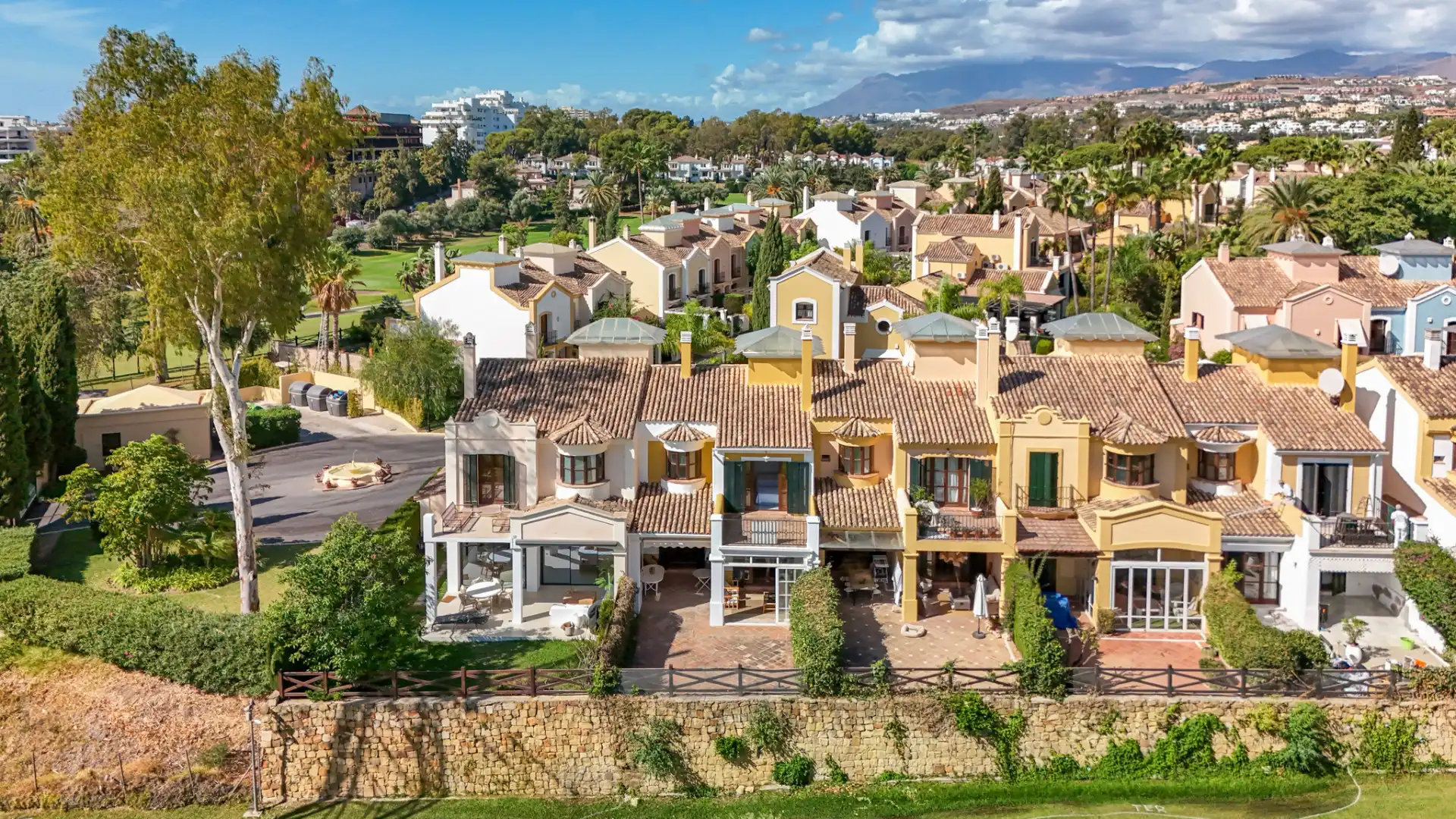 Vista exterior de Casa o chalet en venta en Marbella con Terraza y Piscina comunitaria