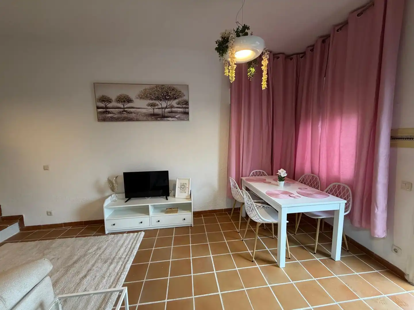 Sala de estar de Casa o chalet en venta en Navamorcuende con Calefacción, Terraza y Amueblado