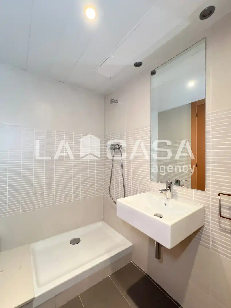 Badezimmer von Dachboden zum Verkauf in Badalona mit Terrasse und Balkon