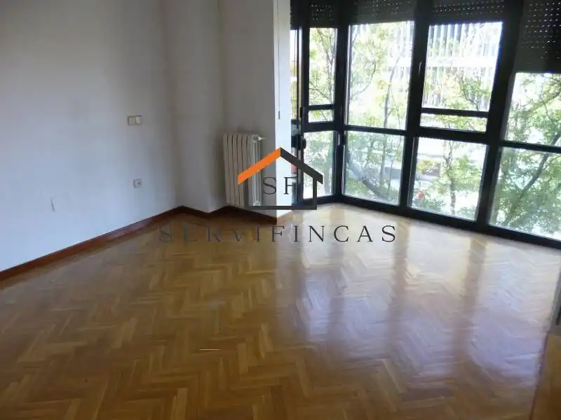 Außenansicht von Wohnung zum Verkauf in Madrid mit Klimaanlage, Heizung und Privatgarten