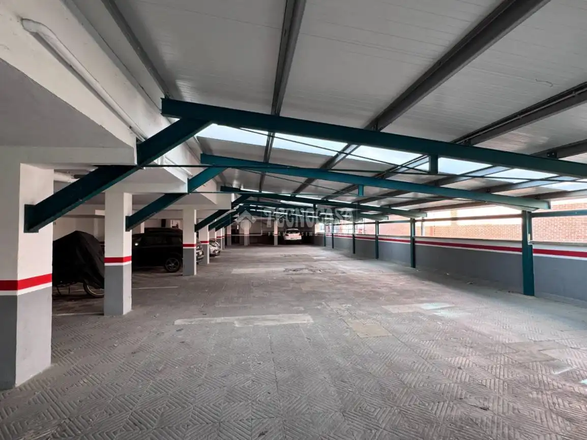 Parkplatz von Wohnung zum Verkauf in Valencia de Don Juan mit Heizung, Parkett und Terrasse