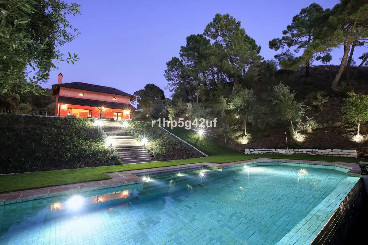 Chalet con piscina en venta en Benahavís pueblo