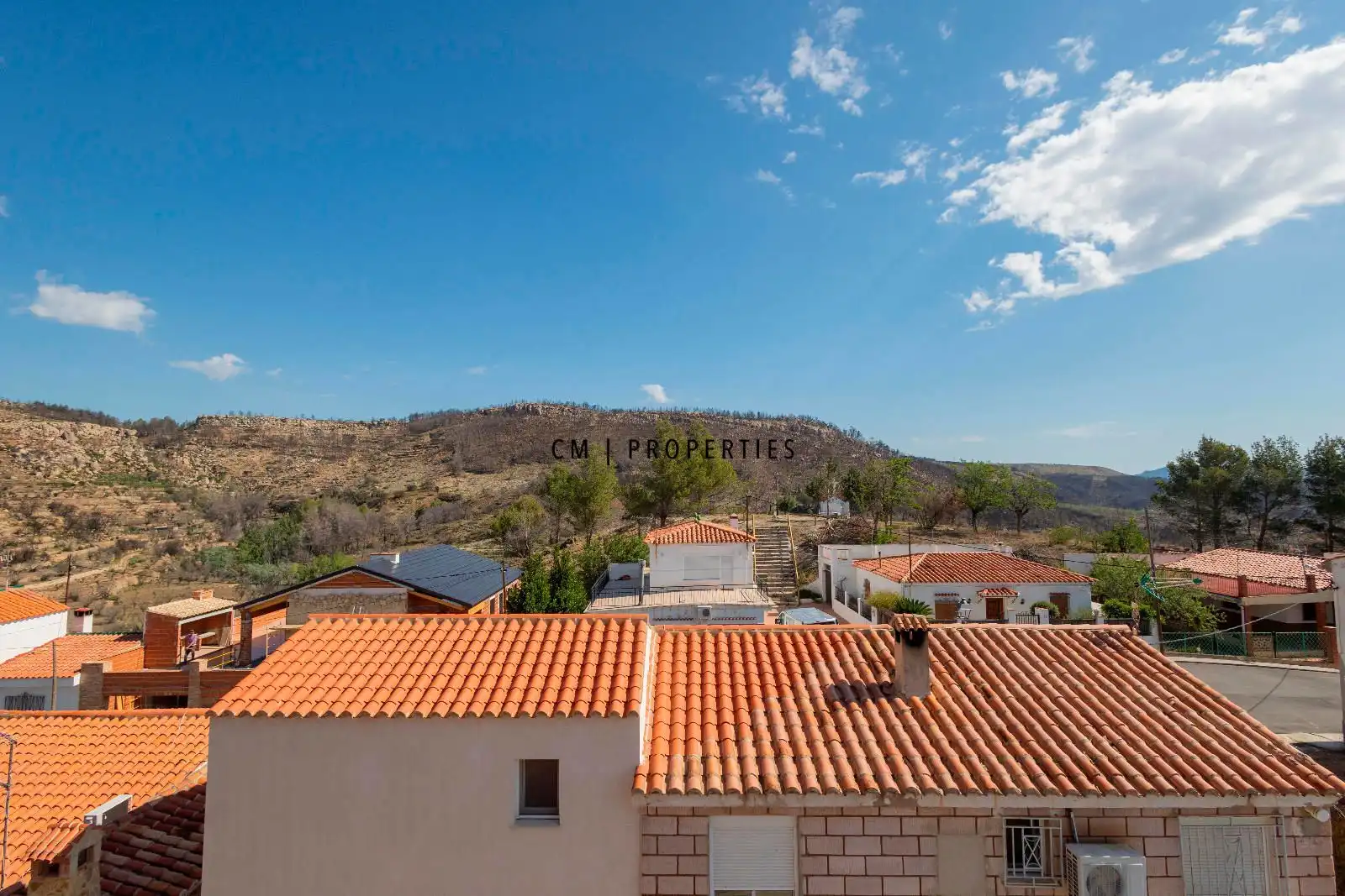 Vista exterior de Àtic de lloguer en Toràs amb Terrassa, Piscina i Moblat
