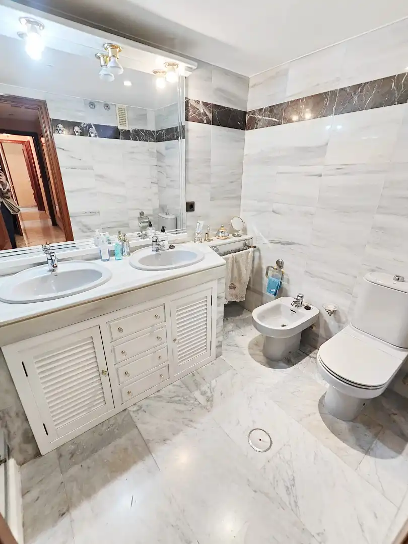 Baño de Piso en venta en Sevilla con Aire acondicionado, Terraza y Piscina comunitaria