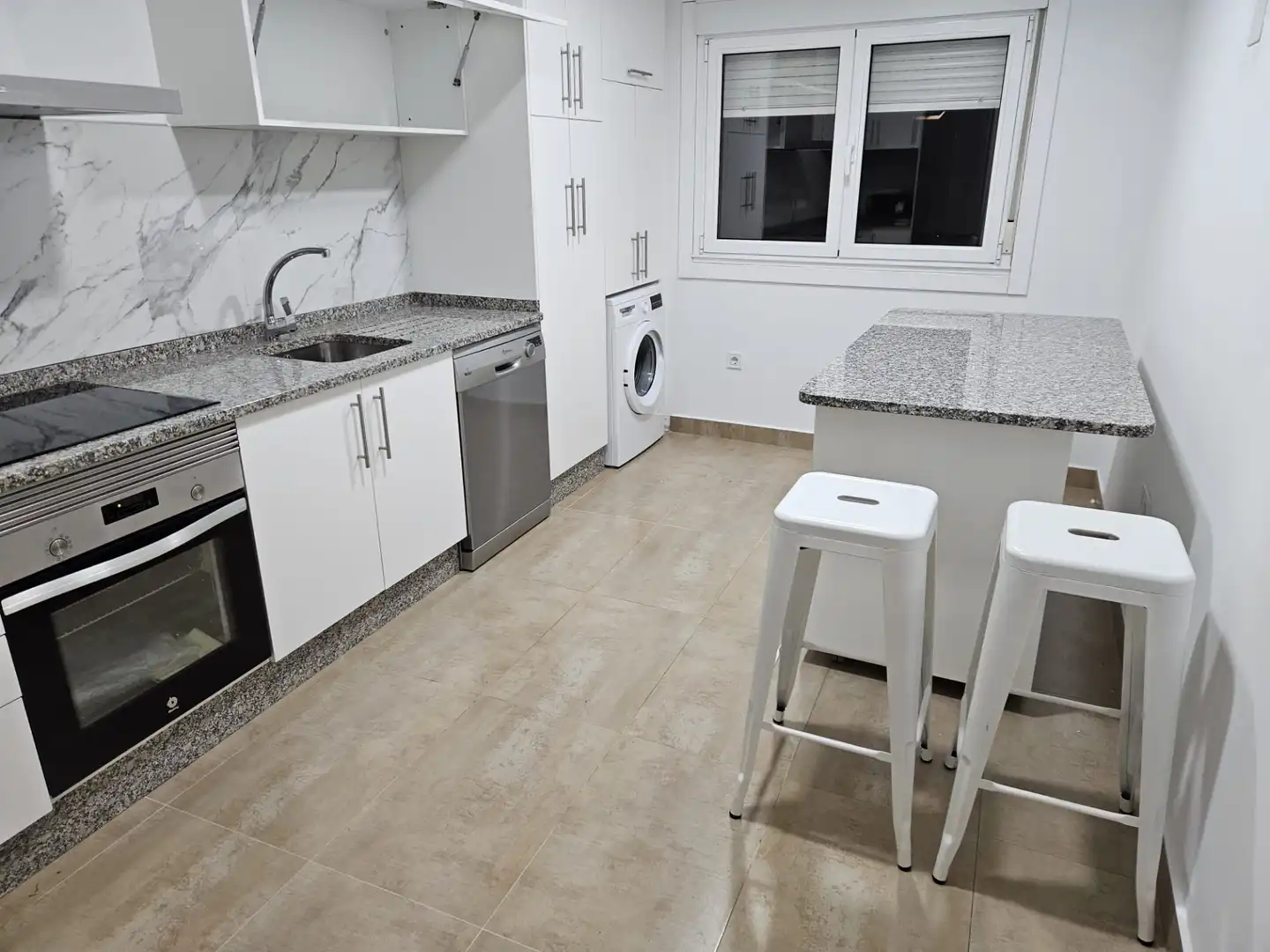 Kitchen of Flat for rent in Santiago de Compostela   with Heating, Furnished and Oven