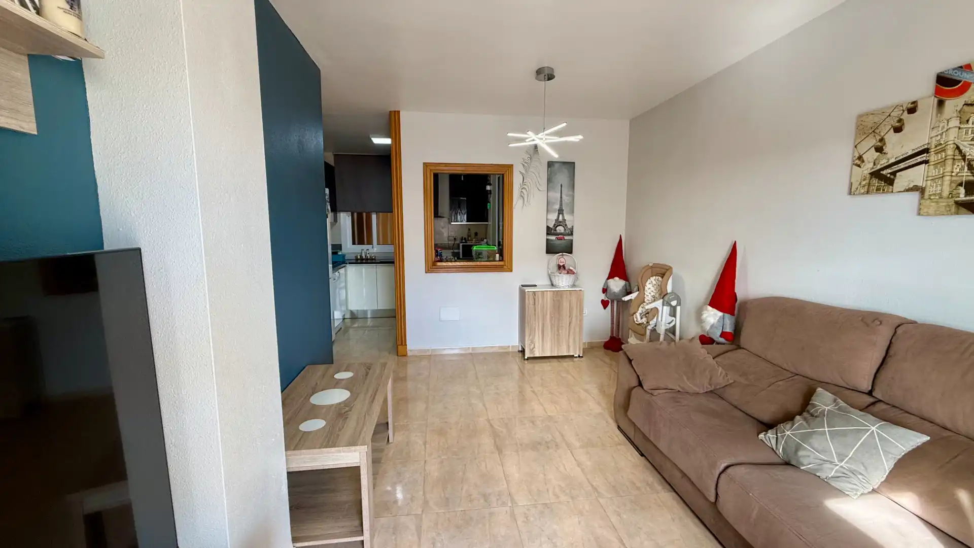Sala de estar de Piso en venta en Roquetas de Mar con Terraza, Amueblado y Piscina comunitaria