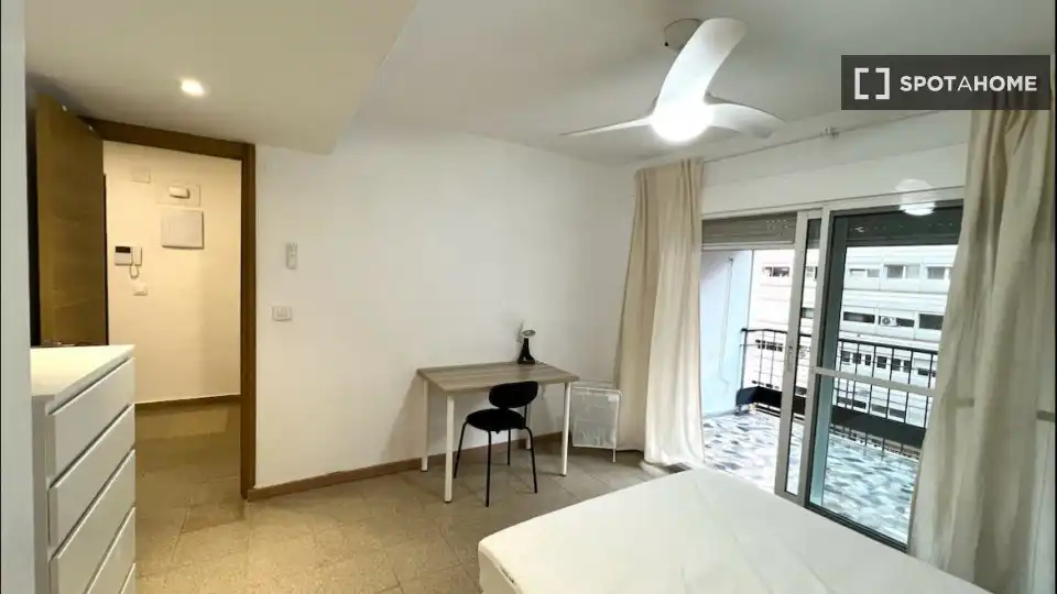 Habitación de Piso de alquiler en Valencia con Aire acondicionado, Calefacción y Amueblado