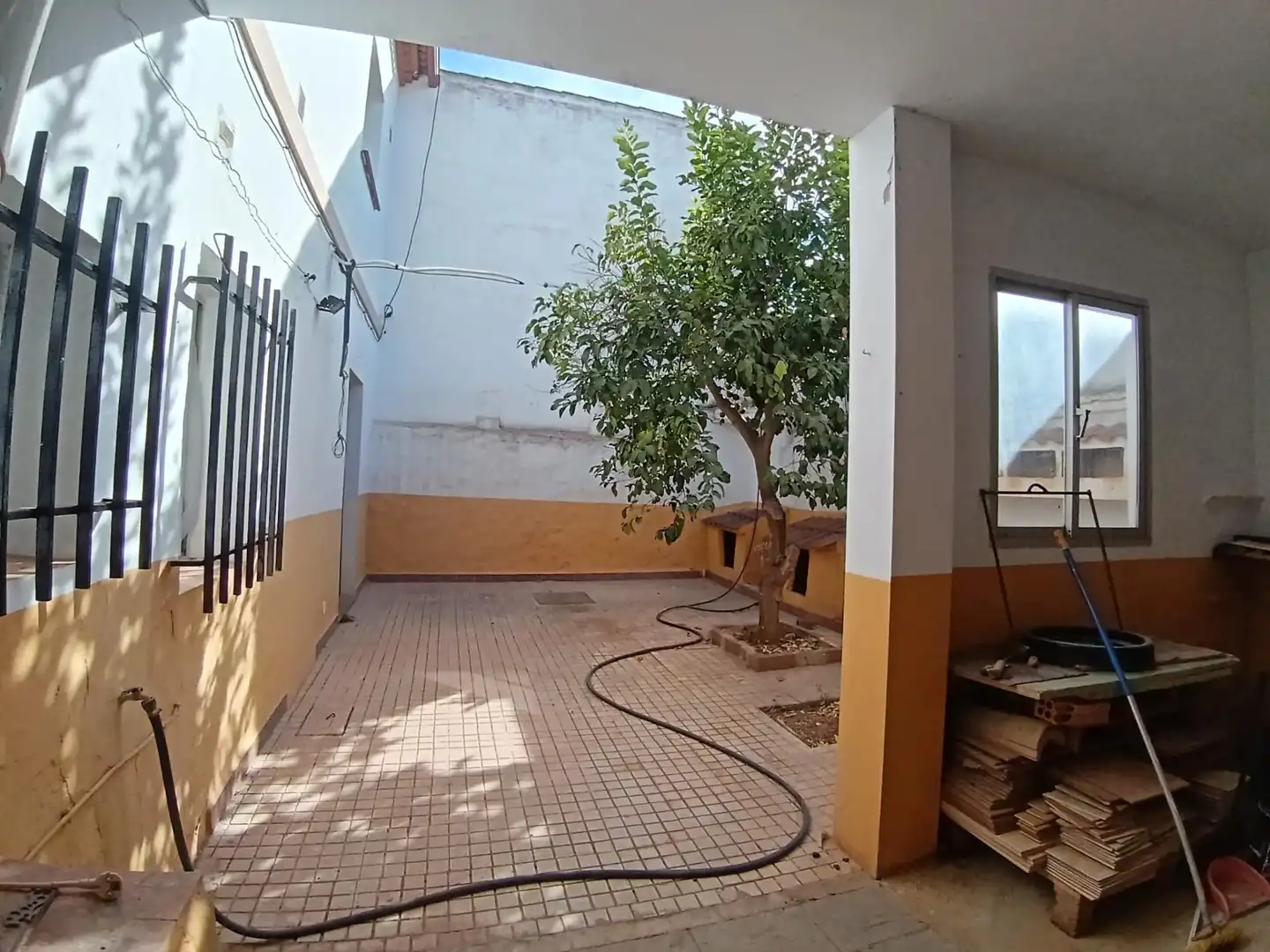 Vista exterior de Casa adosada de alquiler en Antequera