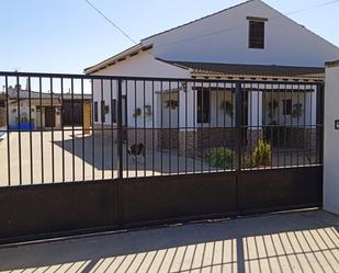 Vista exterior de Casa o xalet en venda en Pilas amb Aire condicionat i Piscina