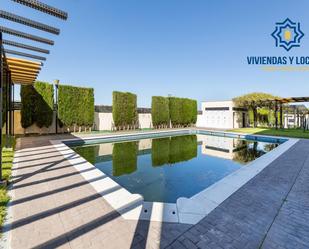 Piscina de Casa adosada en venda en Las Gabias amb Aire condicionat, Calefacció i Jardí privat
