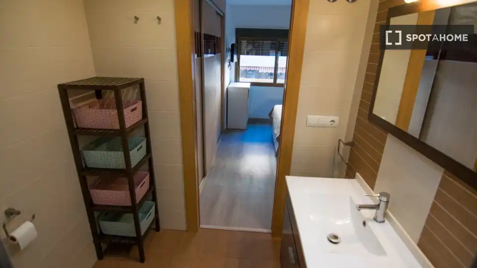Bany de Pis de lloguer en Valencia amb Aire condicionat, Calefacció i Moblat
