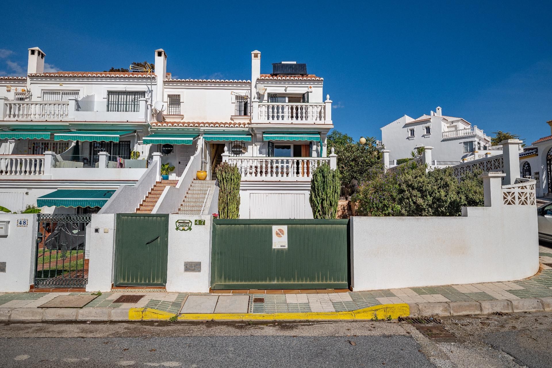 Vista exterior de Casa adosada en venda en Vélez-Málaga amb Aire condicionat, Jardí privat i Piscina comunitària