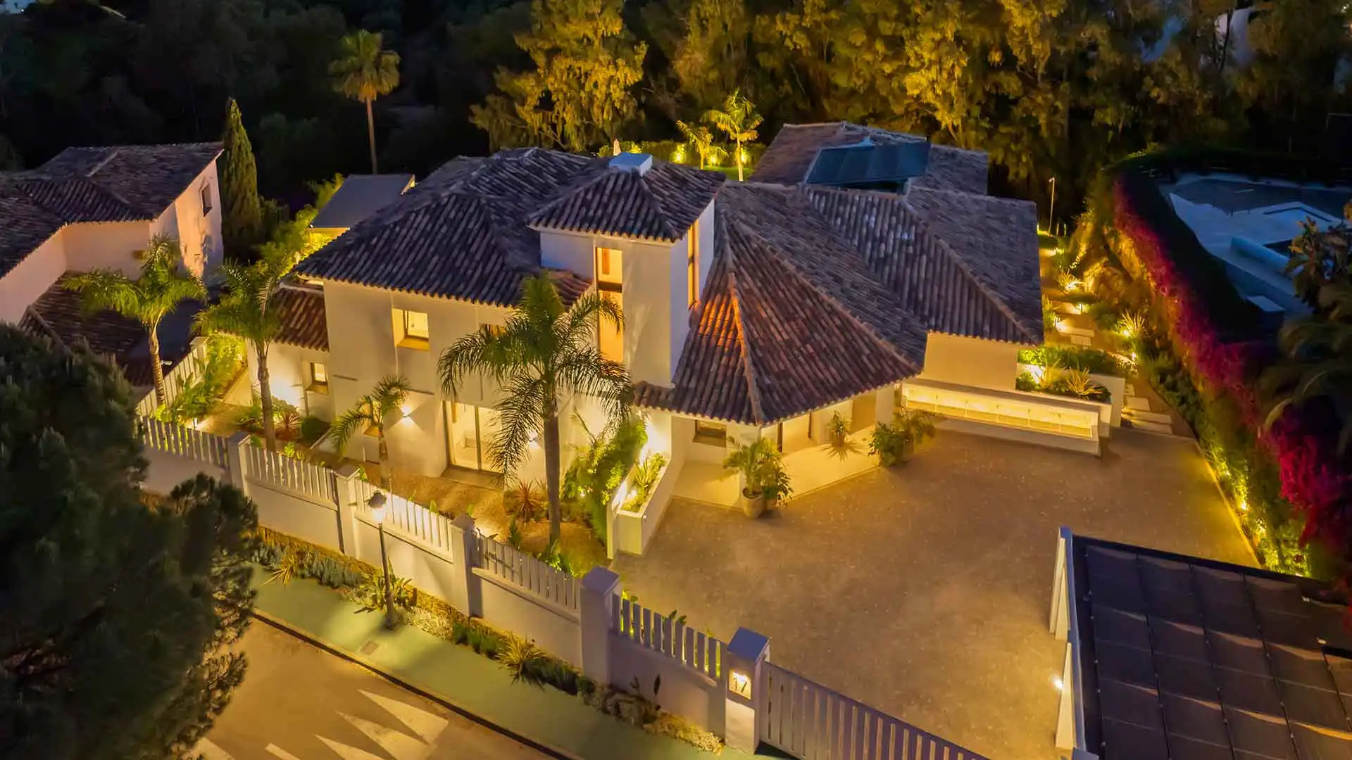 Vista exterior de Casa o xalet en venda en Benahavís amb Aire condicionat, Jardí privat i Terrassa