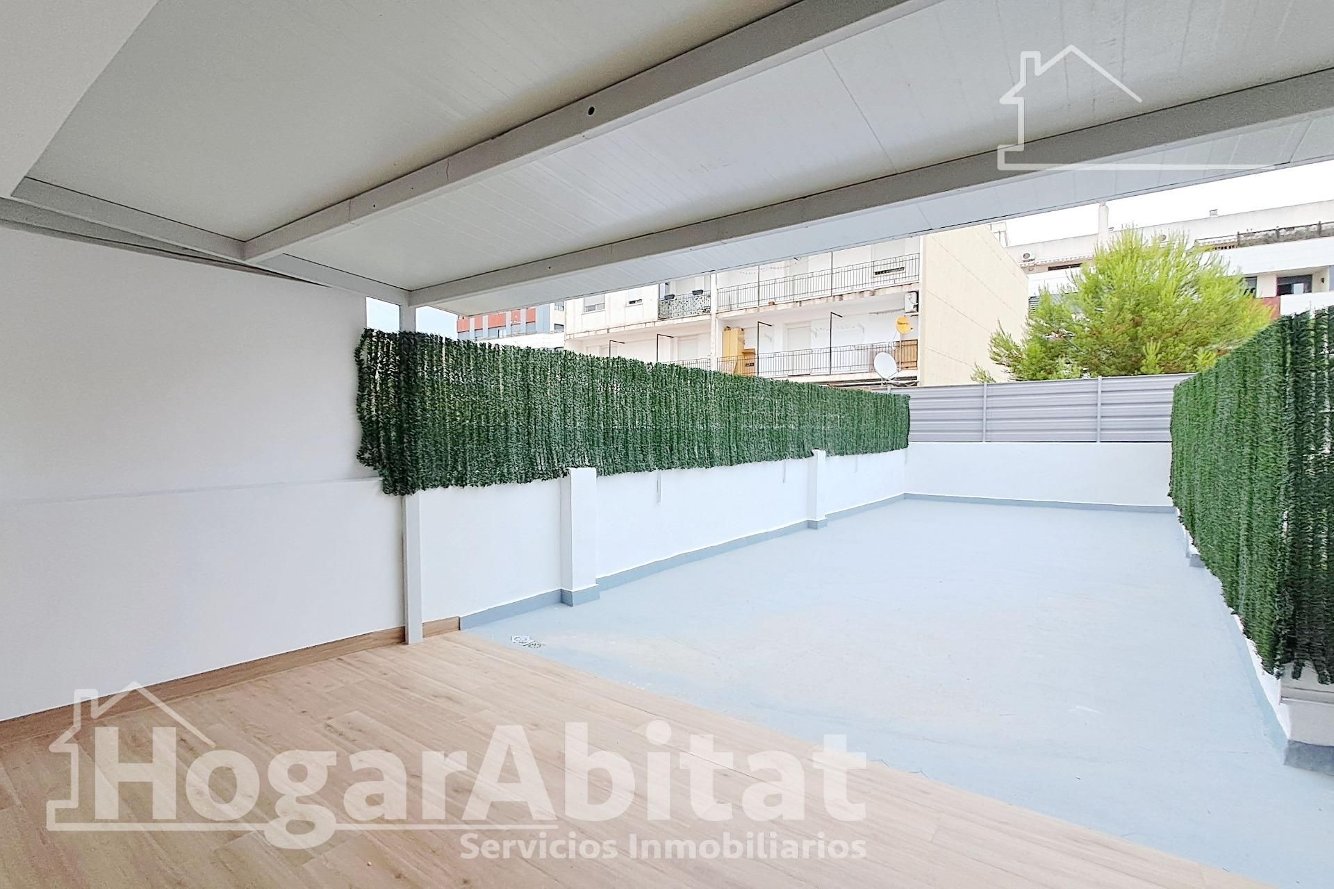 Terraza de Piso en venta en Castellón de la Plana / Castelló de la Plana con Terraza y Balcón