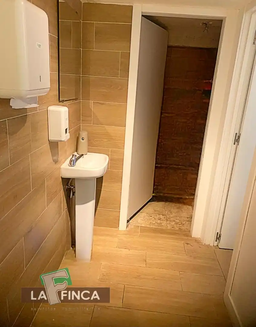 Badezimmer von Geschaftsraum zum Verkauf in Carreño mit Klimaanlage