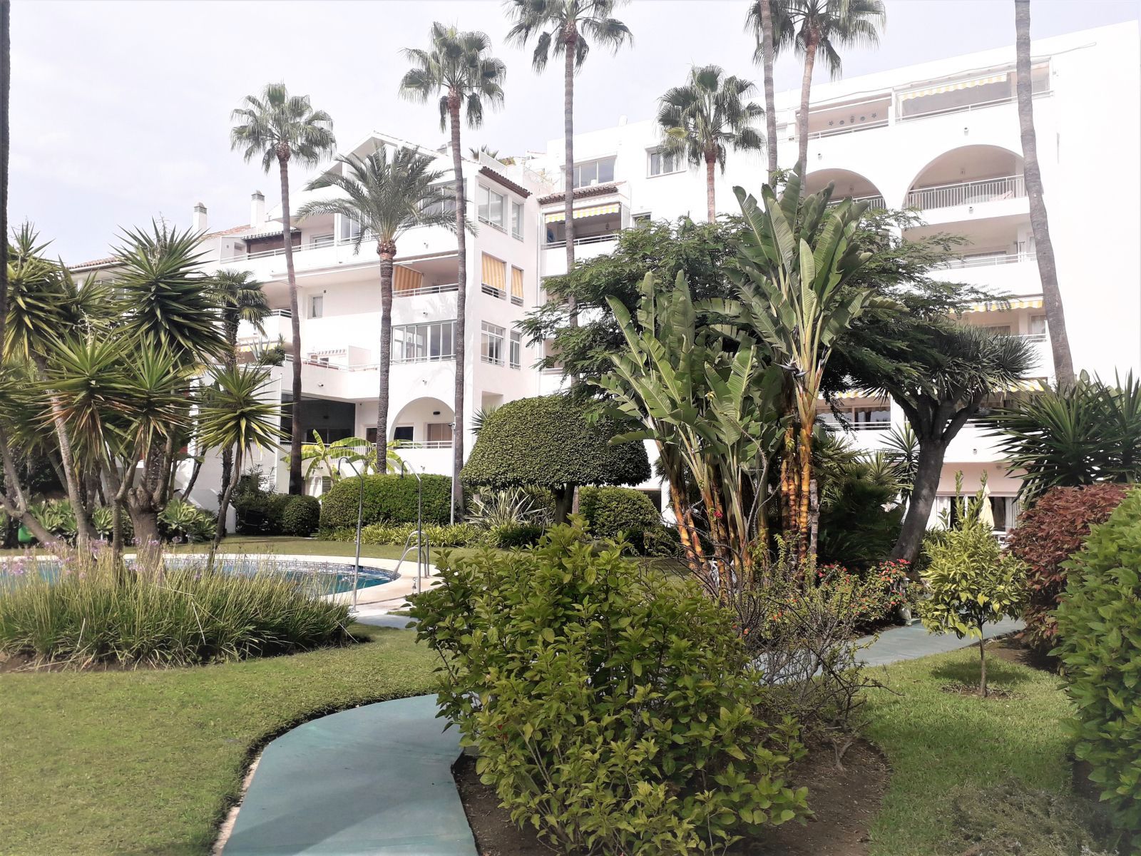 Jardí de Pis de lloguer en Estepona amb Aire condicionat, Terrassa i Traster