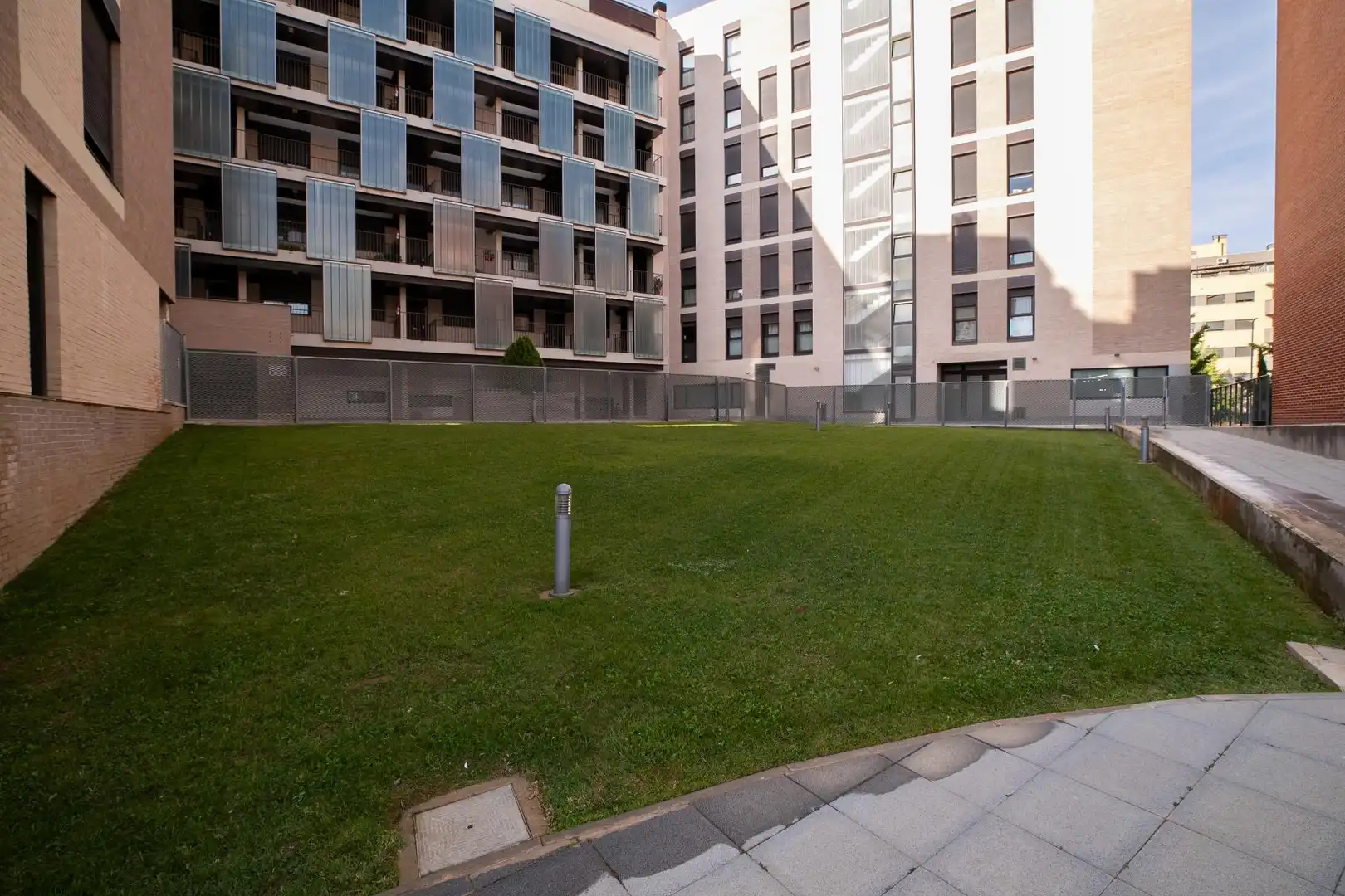 Außenansicht von Wohnung zum Verkauf in Huesca mit Klimaanlage, Heizung und Privatgarten