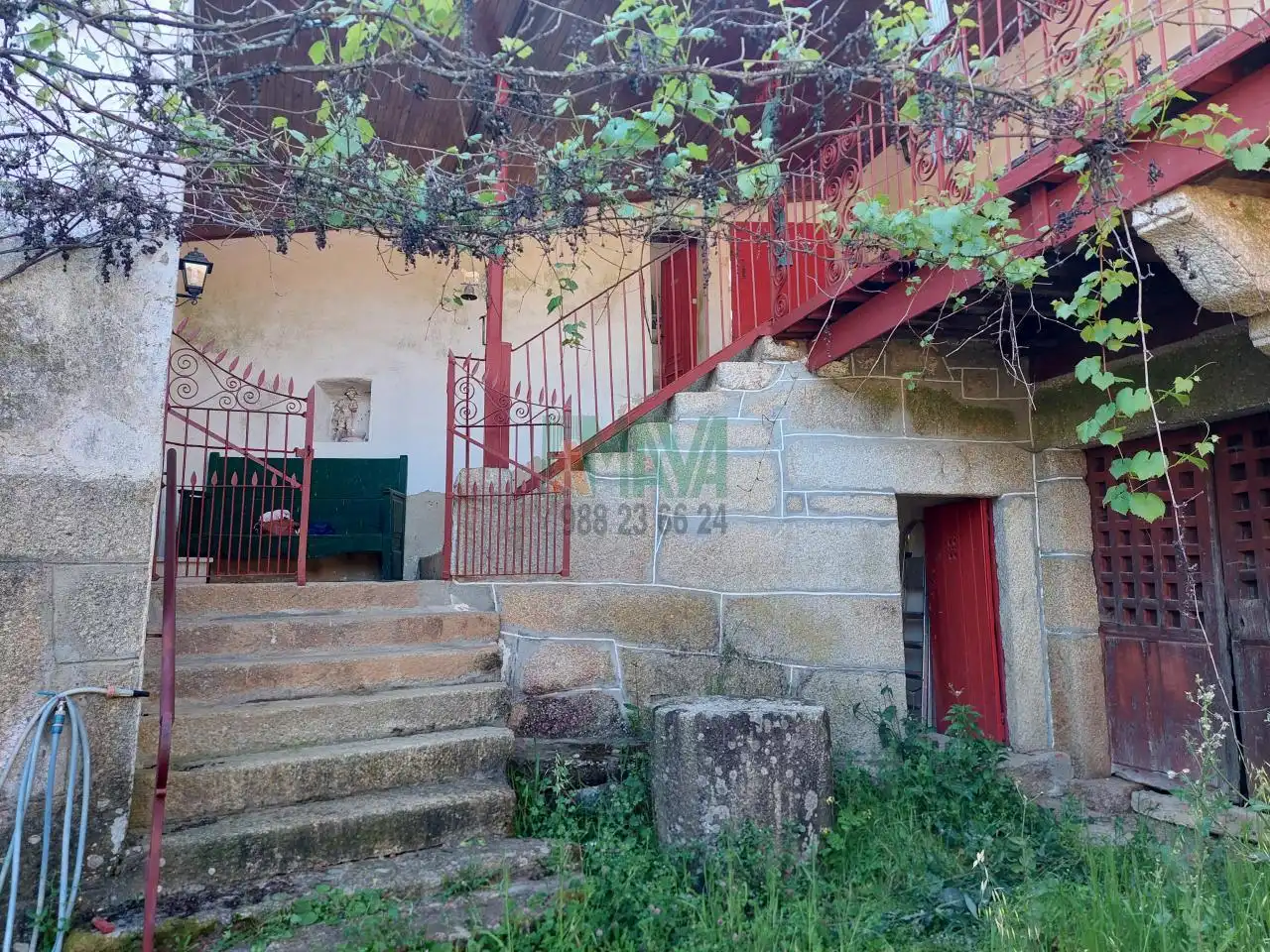 Vista exterior de Casa o xalet en venda en Castrelo de Miño amb Jardí privat i Balcó