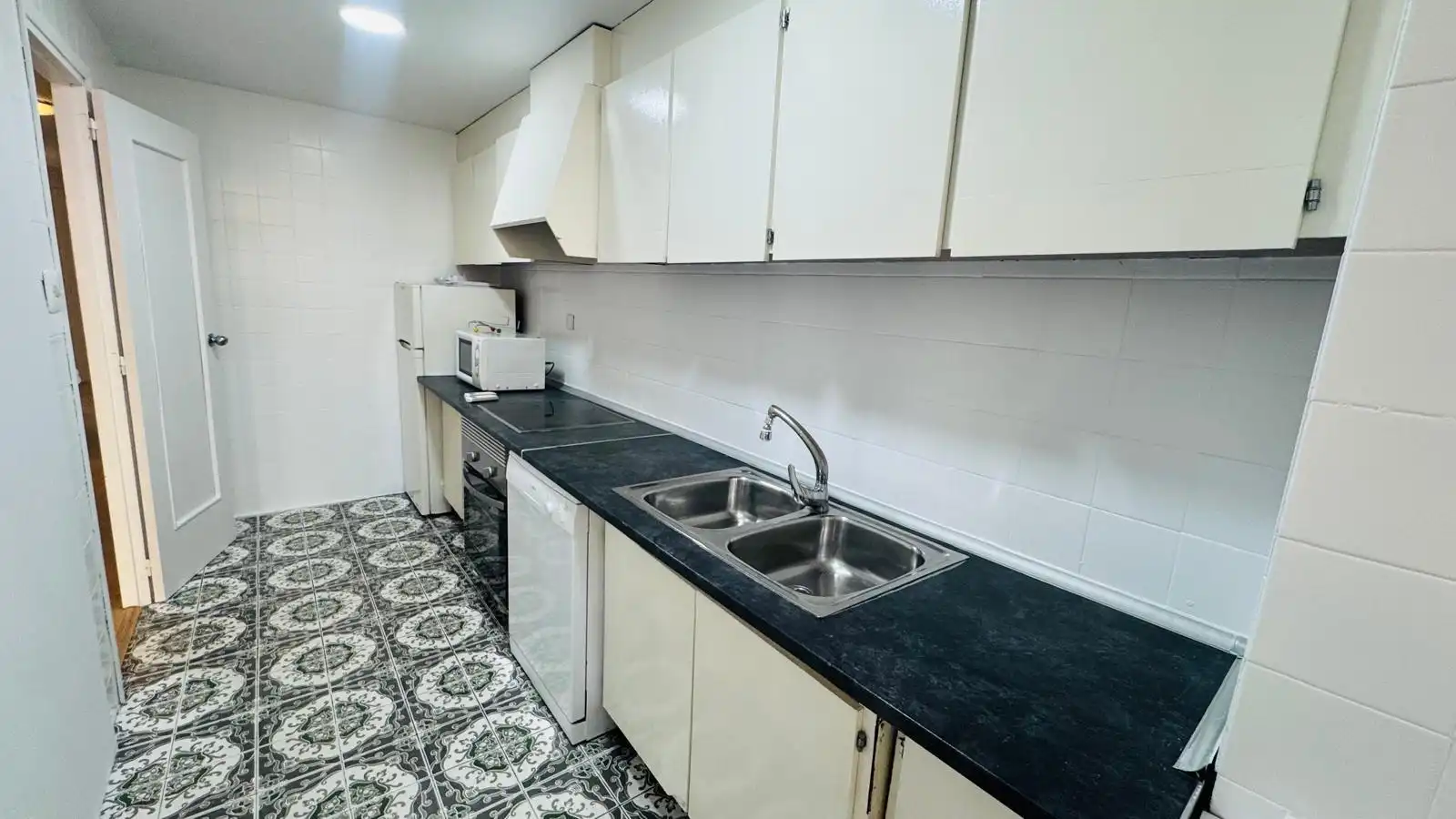 Kitchen of Flat for rent in Valencia  with Air Conditioner, Parquet flooring and Terrace
