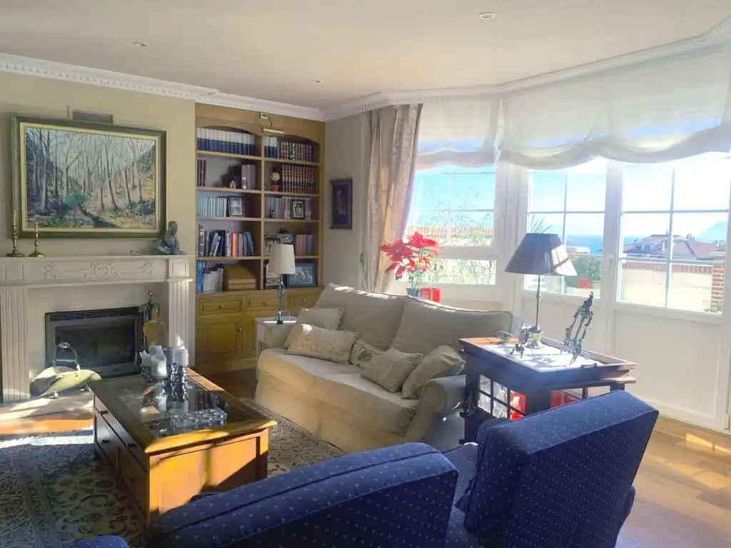 Wohnzimmer von Einfamilien-Reihenhaus zum Verkauf in Castro-Urdiales mit Heizung, Terrasse und Abstellraum