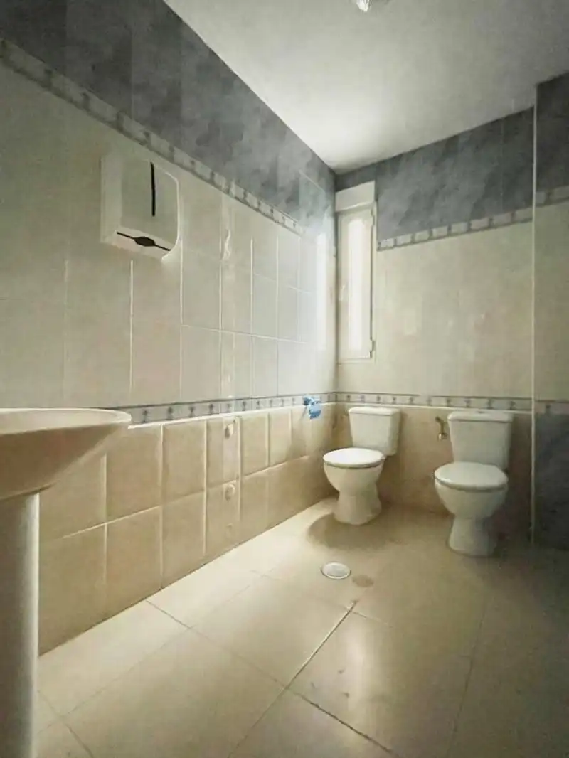 Baño de Local de alquiler en El Espinar con Calefacción