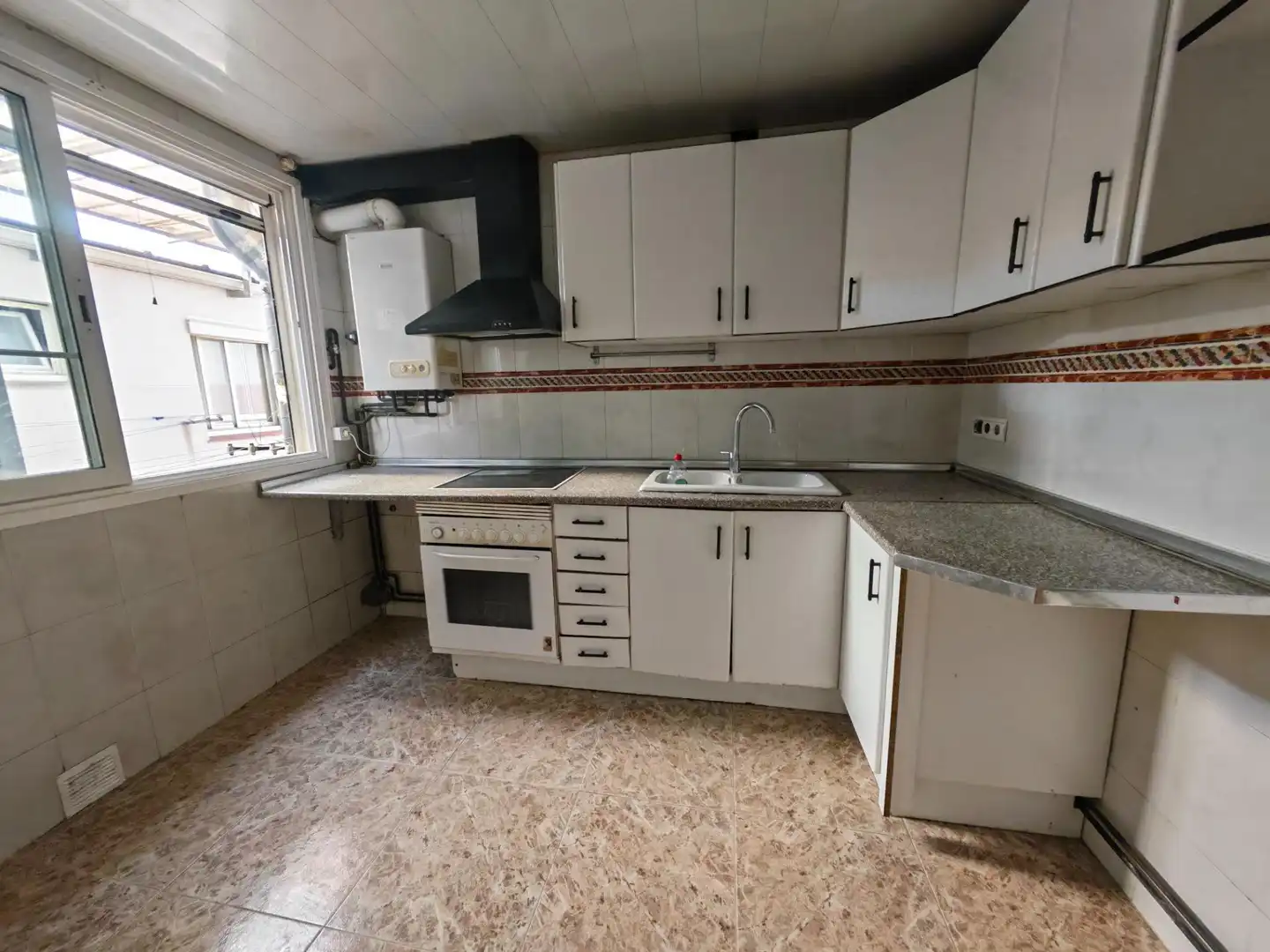 Küche von Wohnung zum Verkauf in Sabadell mit Heizung, Abstellraum und Balkon