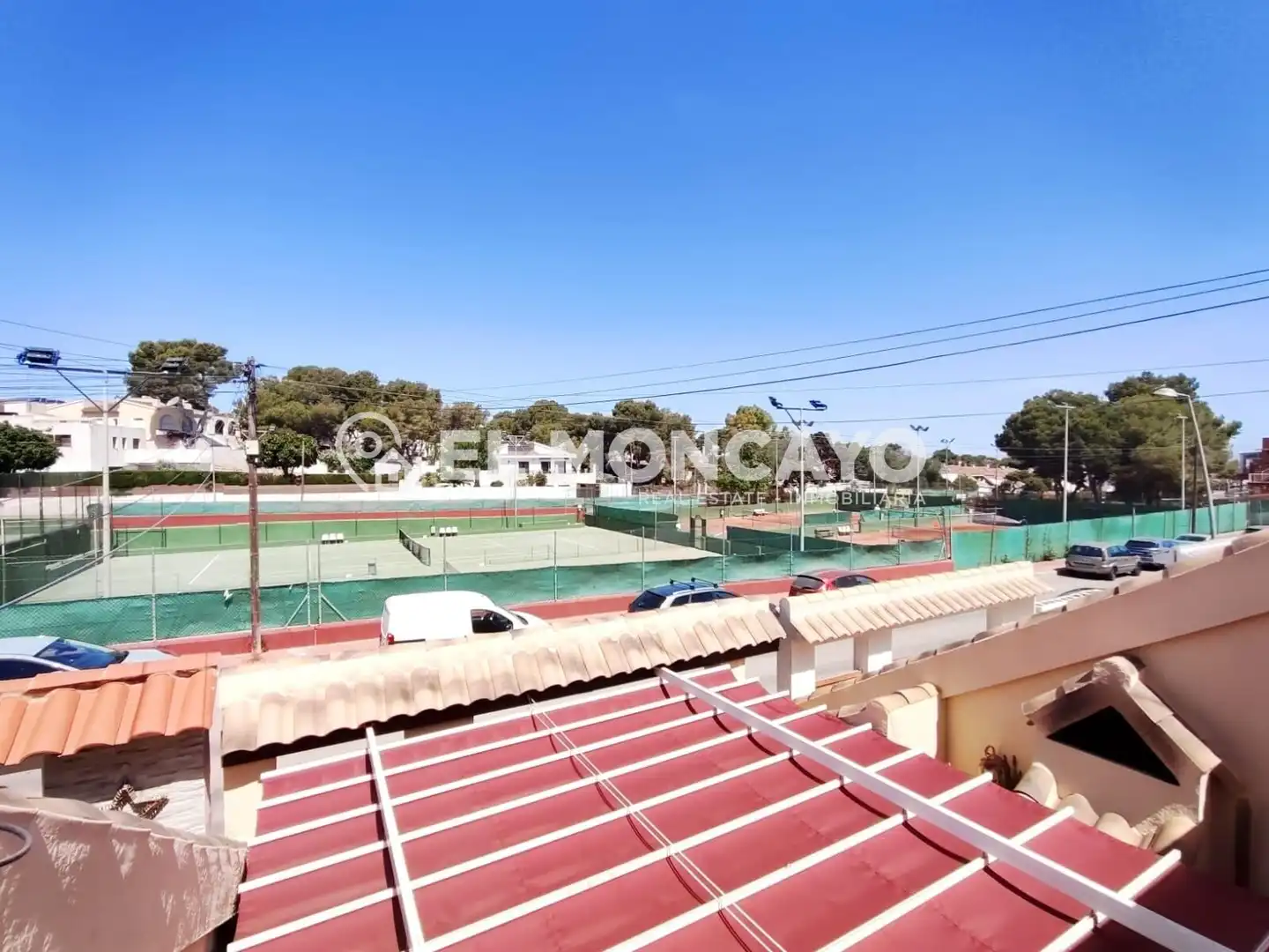 Vista exterior de Casa adosada en venda en Torrevieja amb Aire condicionat, Calefacció i Jardí privat
