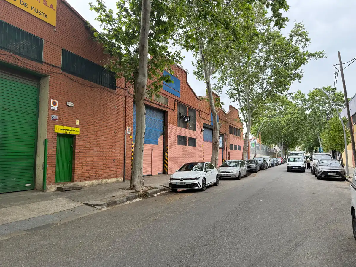 Vista exterior de Nave industrial en venta en Barcelona