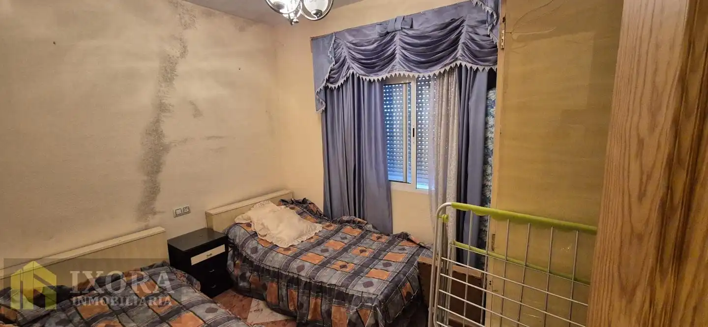 Dormitori de Casa o xalet en venda en Linares amb Aire condicionat, Jardí privat i Terrassa