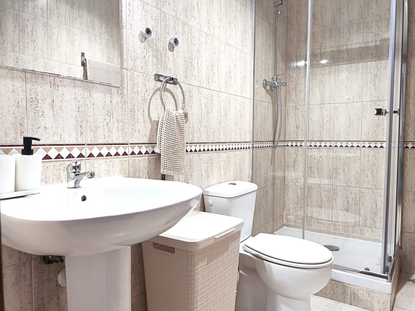 Baño de Piso de alquiler en Terrassa con Amueblado, Horno y Lavadora